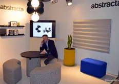 Boven Anders Satero, export manager bij Abstracta, is de akoestische Holly lamp te zien.